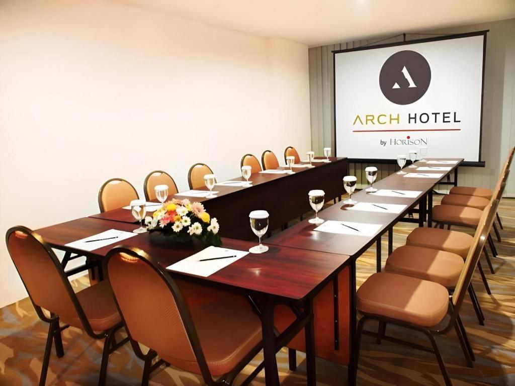 Arch Hotel Богор Экстерьер фото