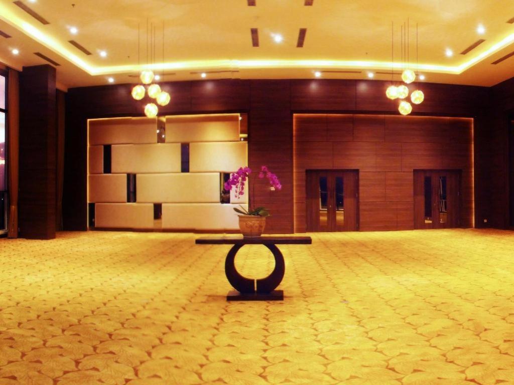 Arch Hotel Богор Экстерьер фото